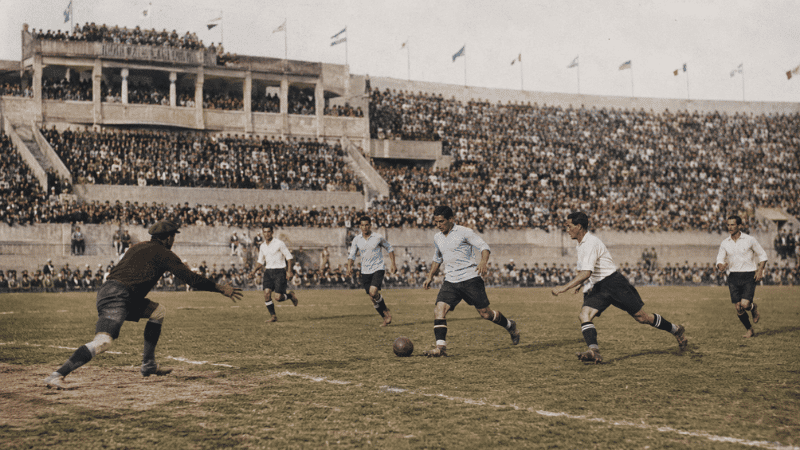 Trận đấu tại kỳ World Cup đầu tiên ở Uruguay năm 1930